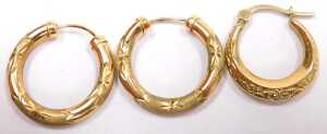 A pair of creole earrings, with engraved foliate decoration, pair of hoop earrings, with... - 3