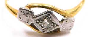 A mid century diamond three stone ring, in a cross over setting, in yellow and white metal... - 2