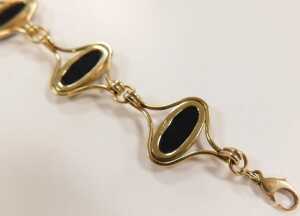 A 9ct gold and opal bracelet, of five links set with oval cabochons, on a lobster claw clasp, 17.... - 2