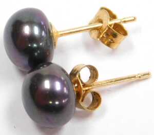 A pair of 9ct gold and cultured pearl earrings, further pair of cultured pearl earrings, and a... - 3