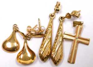 A pendant cross, yellow metal, stamped 9ct, a fine link neck chain, a 21 key birthday charm, and... - 2