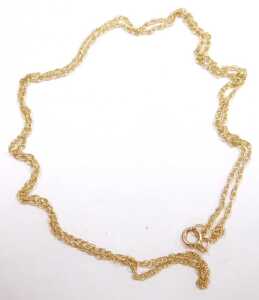 A pendant cross, yellow metal, stamped 9ct, a fine link neck chain, a 21 key birthday charm, and... - 4