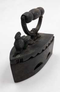 A Victorian cast iron flat iron, with a hinged lid fronted by a cockerel, 20.5cm wide, together... - 3