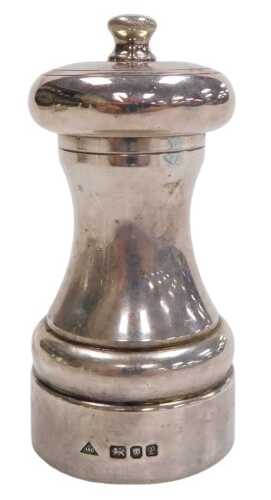 An Elizabeth II silver pepper mill, of capstan form, London 1985, 5.50oz all in.