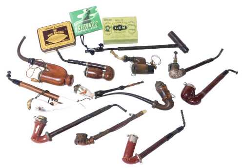 A quantity of mainly Continental pipes, to include examples in burr wood, porcelain, ceramic, etc.