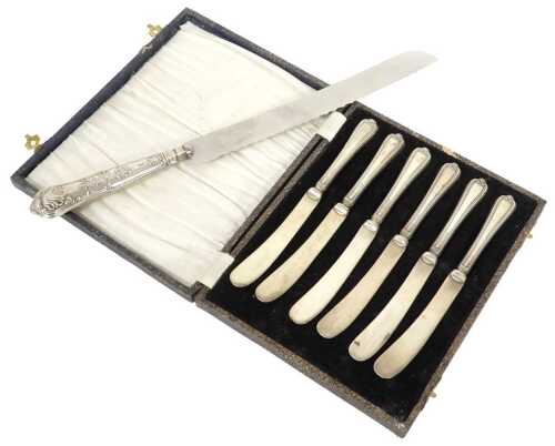 A set of six George V silver handled butter knives, Sheffield 1931, in a fitted case, together...