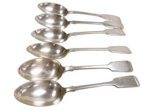 Six matched George V silver Fiddle pattern tablespoons, five London 1923, and one later, 9.84oz.