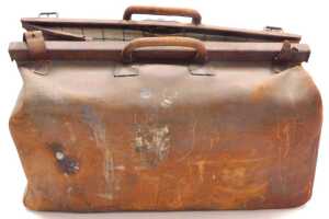An early 20thC tan leather Gladstone bag, 56cm wide, another smaller Gladstone bag, and a... - 2