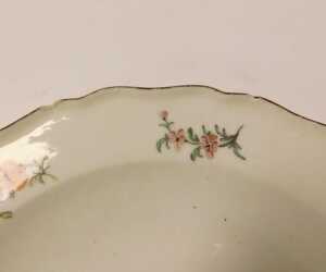 An 18thC Chelsea red anchor period plate, painted in Deutche Blumen floral sprays, mark to... - 4