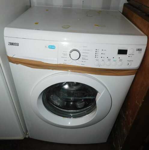 A Zanussi Lindo 100 8kg washing machine, in white.