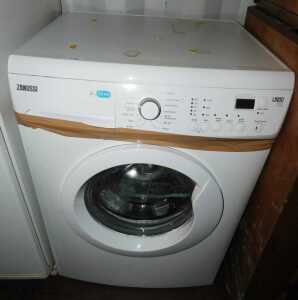 A Zanussi Lindo 100 8kg washing machine, in white.