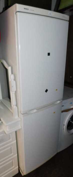 A Bosch Classixx Maxx Freedom Performance fridge freezer, in white.