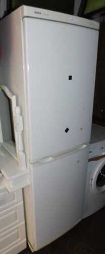 A Bosch Classixx Maxx Freedom Performance fridge freezer, in white.