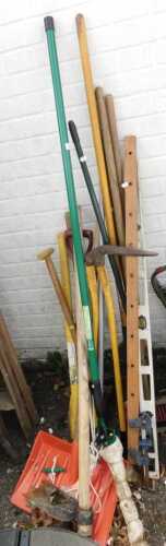 Garden tools, to include a spirit level, fork, hoe, etc.