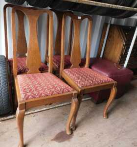 Four Queen Anne style dining chairs, with drop in seats, raised on cabriole front supports, and...