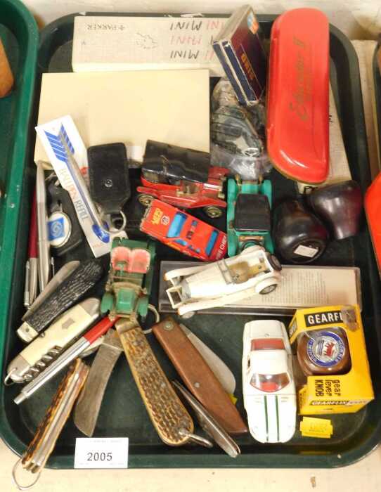 Miscellaneous household items, comprising three gear knobs, seven small knives including lock...