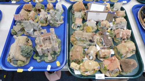 Lilliput Lane models of miniature housing. (2 trays)