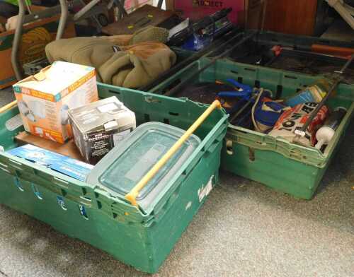 Tools and household items, to include boxed Ferrex soldering iron, boxed 150w mini flood...