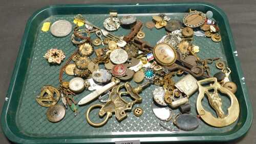 Costume jewellery and other collectables, to include medallions, stone set brooches, mother of...
