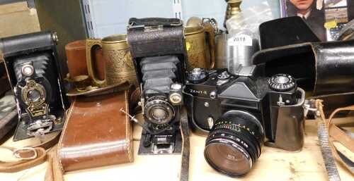 Metalware, to include brass tankards, trophy, beakers, binoculars, candlesticks, and a quantity...