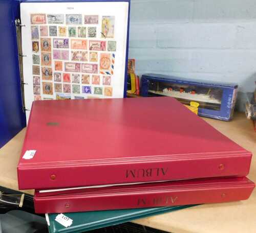 A collection of stamp albums, to include world stamps. (5 albums)