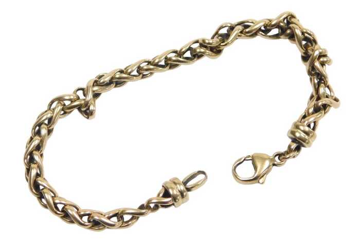 A 9ct gold twisted wheat style link bracelet, yellow metal stamped 9kt, 18cm long, 15.5g.