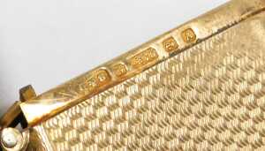 A 9ct gold Vesta case, with engine engraved decoration and single ring, maker B&S, Birmingham... - 2
