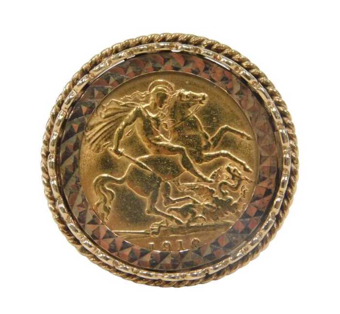 An Edward VII half gold sovereign ring, dated 1910 in 9ct gold ring mount, London 1976, ring...