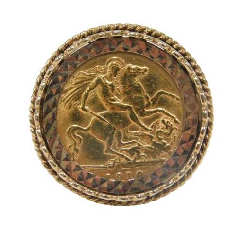 An Edward VII half gold sovereign ring, dated 1910 in 9ct gold ring mount, London 1976, ring...