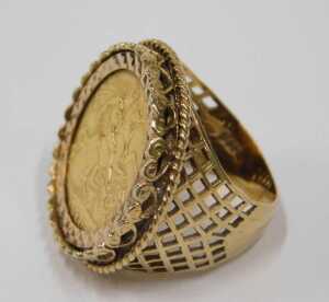 An Edward VII half gold sovereign ring, dated 1910 in 9ct gold ring mount, London 1976, ring... - 2