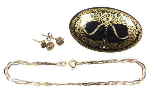 A 9ct gold tricolour jewellery suite, comprising a bracelet, 18cm long, pair of knot twist...