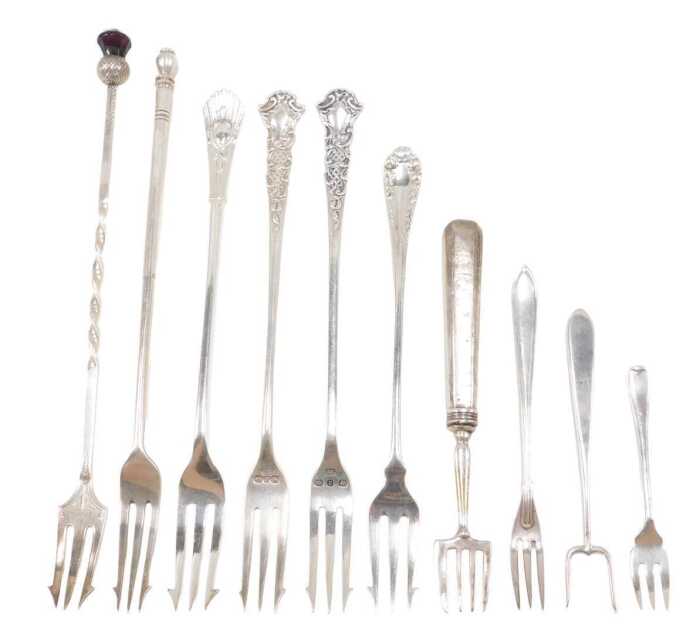 Ten pickle and other serving forks, to include a small two pronged example with plain stem, 10cm...