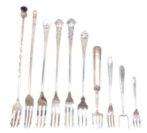 Ten pickle and other serving forks, to include a small two pronged example with plain stem, 10cm...