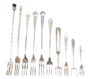Ten pickle and other serving forks, to include a small two pronged example with plain stem, 10cm...