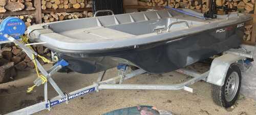 V - A Polport 290 fishing boat, with electric engine and trailer. NB. VAT is payable on the hammer...
