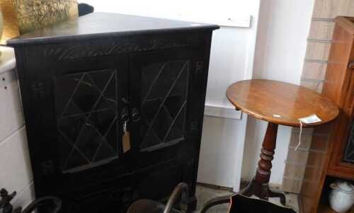 V - A 19thC mahogany tripod table, the circular top on a turned stem, terminating in sabre legs,...