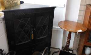 V - A 19thC mahogany tripod table, the circular top on a turned stem, terminating in sabre legs,...