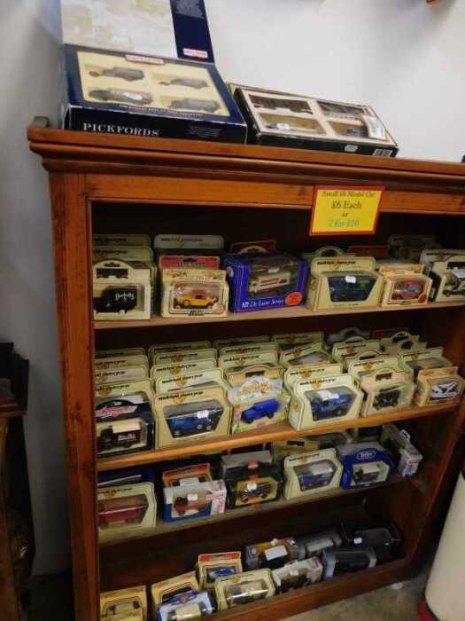 V - Various diecast vans, Days Gone, Models of Yesteryear, various others, Lledo, etc., to include...