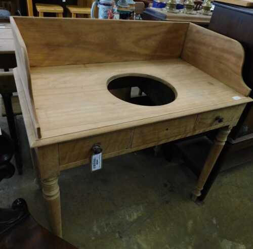 V - An early 20thC wash stand, with three-part galleried back and space for a wash bowl, raised...