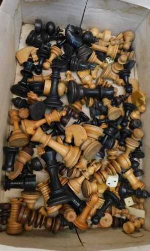 V - Various Staunton style and other boxwood chess pieces, to include 8cm high king, etc. (AF) NB....