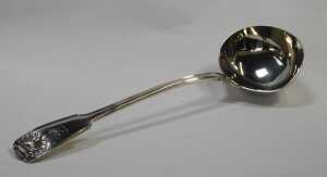 A George III silver Fiddle Thread and Shell pattern soup ladle, crest engraved, London 1778,... - 3
