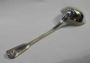 A George III silver Fiddle Thread and Shell pattern soup ladle, crest engraved, London 1778,... - 4