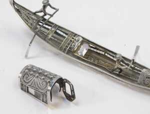 A white metal filigree model of a gondola, surmounted by two figures with paddles, white metal... - 3