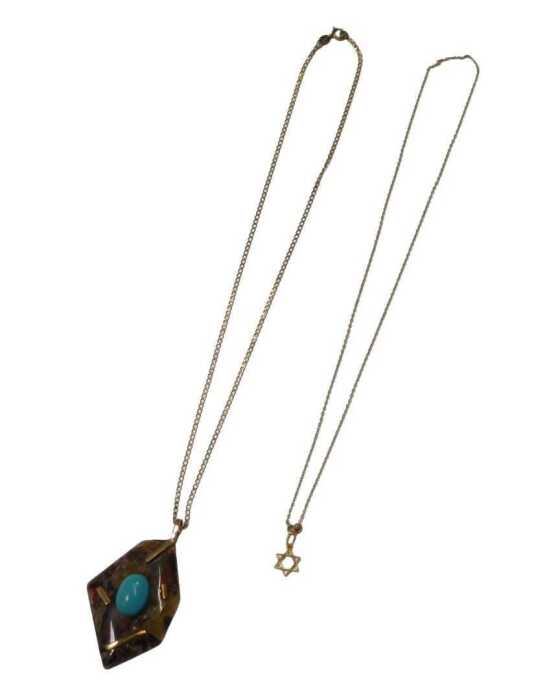 Two necklaces, comprising an abstract agate pendant, with applied turquoise, with yellow metal...