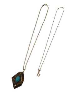 Two necklaces, comprising an abstract agate pendant, with applied turquoise, with yellow metal...