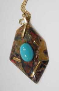 Two necklaces, comprising an abstract agate pendant, with applied turquoise, with yellow metal... - 2