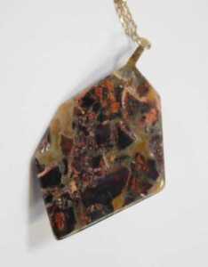 Two necklaces, comprising an abstract agate pendant, with applied turquoise, with yellow metal... - 3
