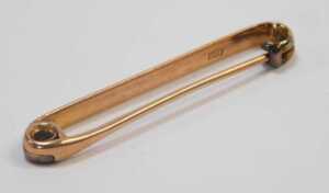 A rose gold tie pin, of plain bar design, yellow metal stamped 9ct, 4.5cm wide, 3.7g all in, boxed. - 2