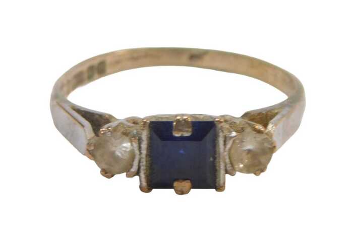 A 9ct gold three stone dress ring, set with a loose spinel and two round brilliant cut diamonds,...