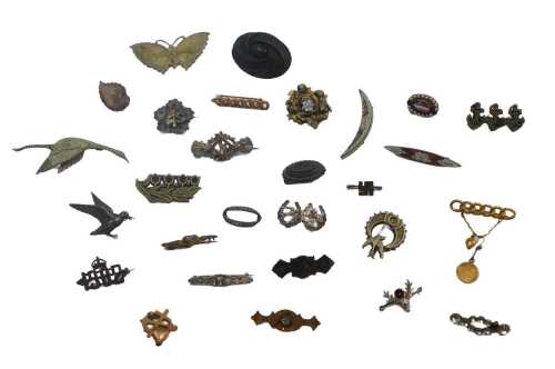 A group of assorted 20thC brooches, comprising mainly plated or base metal examples, crested,...